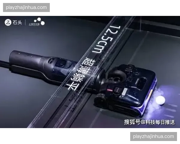 赛场清洁机器人编队正在根据区域垃圾量自动重构路线